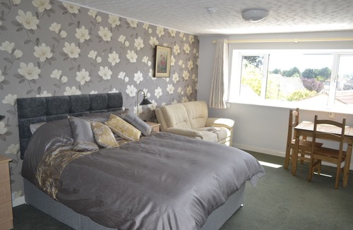 Ashcott Bed & Breakfast | The Lawns Tea Room and B&B