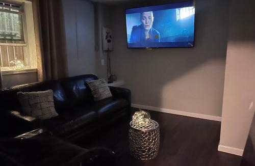 Elizabeth Apartment | The Layover Lounge