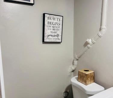 Elizabeth Apartment | The Layover Lounge