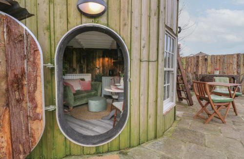 Rugeley House | The Lazy Squire by The Water