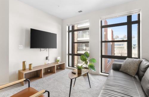 Arlington Apartment | The Leisure & The Work Mixed In One-Site