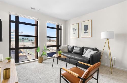 Arlington Apartment | The Leisure & The Work Mixed In One-Site