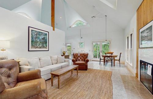 West Tisbury House | The Lemonade Stand