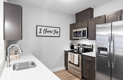 Harrison Apartment | The Lennox Stay - Luxury Apartment/Free Parking