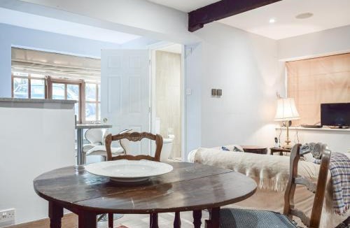 Wooburn Moor House | The Library Suite