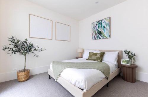 Port Melbourne House | The Lightwell - Sunlit Beachside Escape with Rooftop