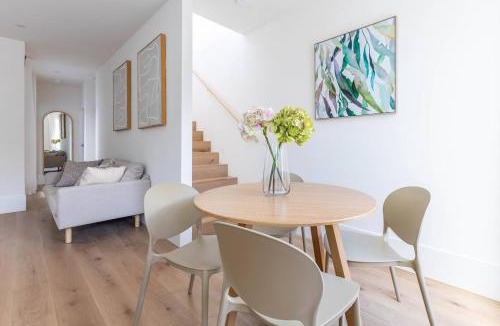 Port Melbourne House | The Lightwell - Sunlit Beachside Escape with Rooftop