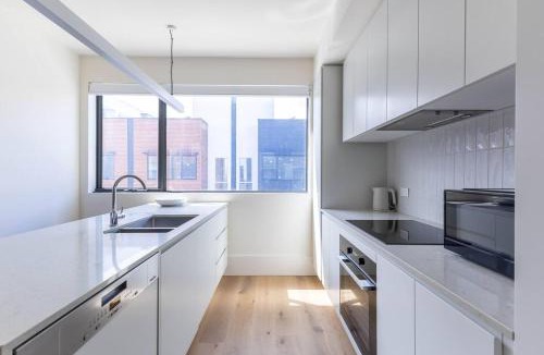 Port Melbourne House | The Lightwell - Sunlit Beachside Escape with Rooftop