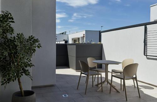 Port Melbourne House | The Lightwell - Sunlit Beachside Escape with Rooftop