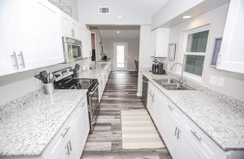 Cedar Lane House | The Lil' Pearl , the NEWEST Caney Creek Vacation Destination With Pool!