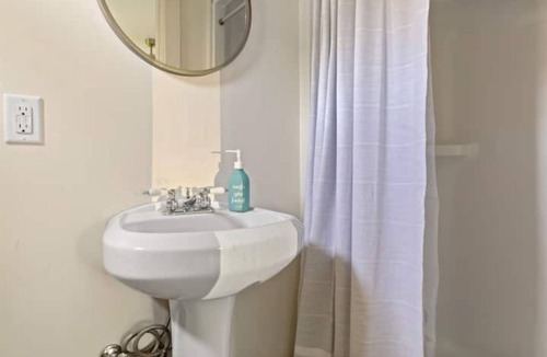 Pointe aux Roches House | The Lilac Cottage- a Lakefront experience