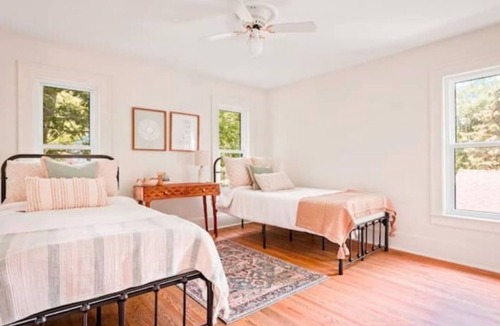 Pointe aux Roches House | The Lilac Cottage- a Lakefront experience