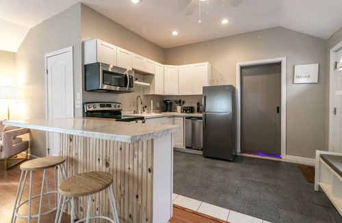 Sylvan Beach Apartment | The Lilly Pad Charming 1BR Walk to Sylvan Beach