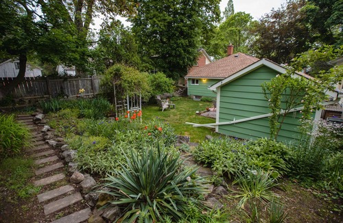 Old Town Historic District House | The Lily Pad - quaint home in Old Town NOTL, steps from the lake!