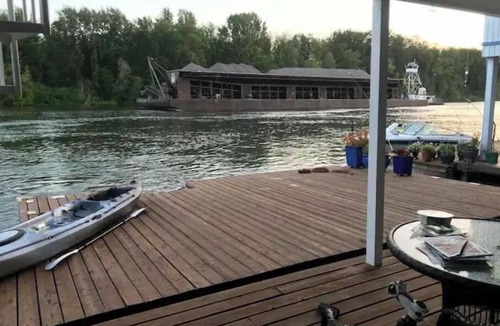 Portland Boat Rental | The Lily Pad (A Floating Home)