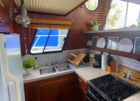 Sabula Boat Rental | The Lily Pad Boatel Houseboat