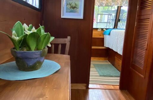 Sabula Boat Rental | The Lily Pad Boatel Houseboat