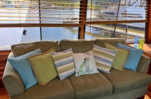 Sabula Boat Rental | The Lily Pad Boatel Houseboat