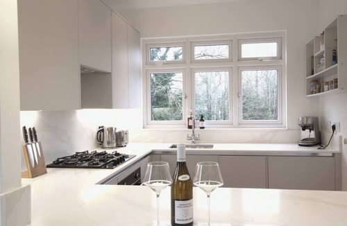 Wokingham Apartment | The Lily Suite with parking