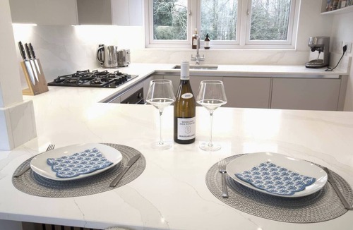 Wokingham Apartment | The Lily Suite with parking