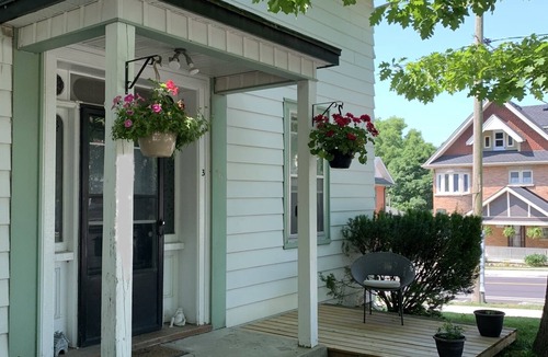 Newmarket Apartment | The Lilypad: perfectly located cozy, main level 1-bedroom in quaint old house