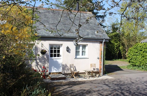 Westleigh Cottage | THE LINNEY, pet friendly, with open fire in Littleham, North Devon