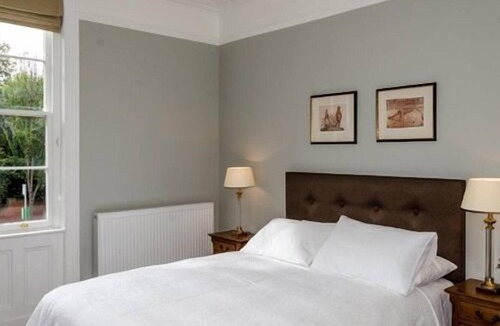 Newark Bed & Breakfast | The Lions