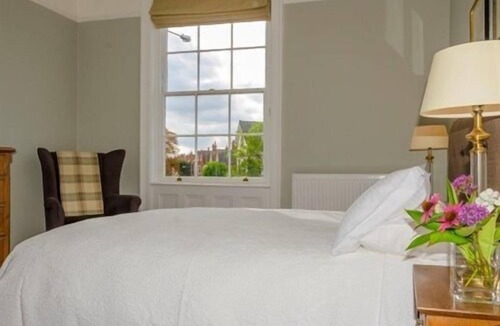 Newark Bed & Breakfast | The Lions