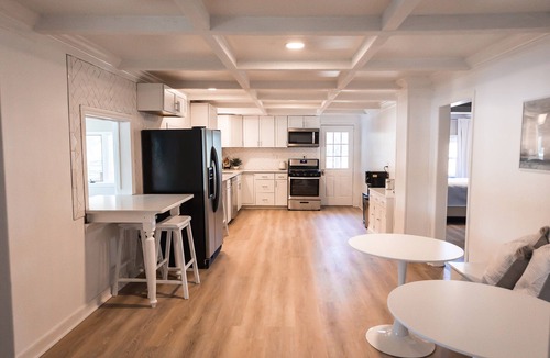 Pine Top Cottage | The Little Blue Cottage - Topping : Waterfront!