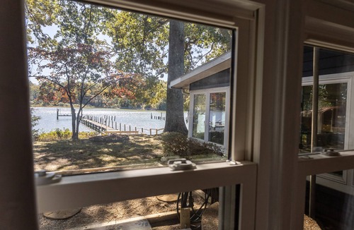 Pine Top Cottage | The Little Blue Cottage - Topping : Waterfront!