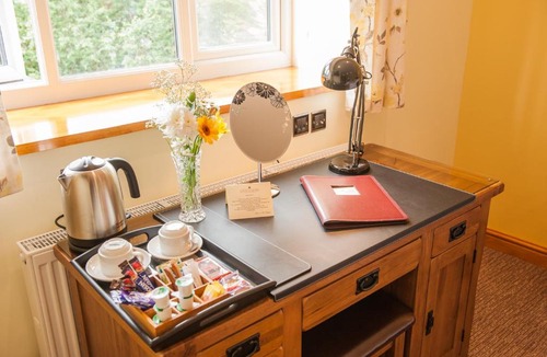 Cwm Frwd Oer Hotel | The Little Crown Inn