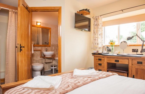 Cwm Frwd Oer Hotel | The Little Crown Inn