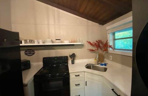 Lewisburg Cabin | The Little Gem- Sleeps 3, 1 bedroom, 1 bath cabin