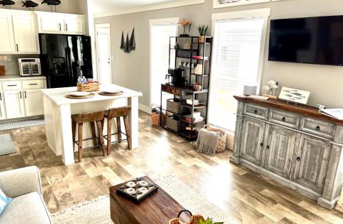 Pottsboro House | The Little Getaway-Sleeps 4, Firepit, Pet friendly