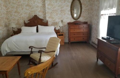 Bayfield Hotel | The Little Inn