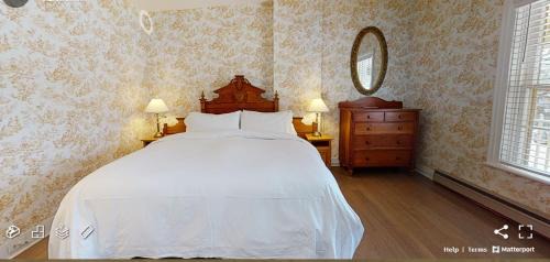 Bayfield Hotel | The Little Inn