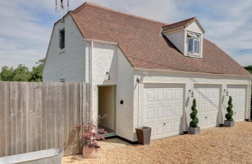 Malmesbury House | The Little Paddock