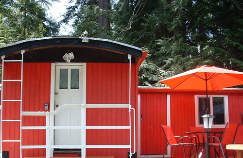 Greenwater Cabin | THE LITTLE RED CABOOSE / Hot Tub