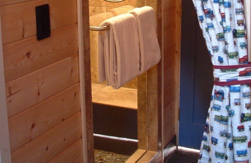 Greenwater Cabin | THE LITTLE RED CABOOSE / Hot Tub