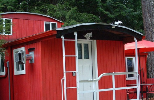 Greenwater Cabin | THE LITTLE RED CABOOSE / Hot Tub