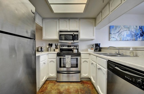 Downtown Austin Apartment | The Littlefields by Lodgewell | Chic Loft | A2