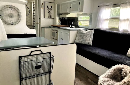 Markdale House | The Llama Lounge