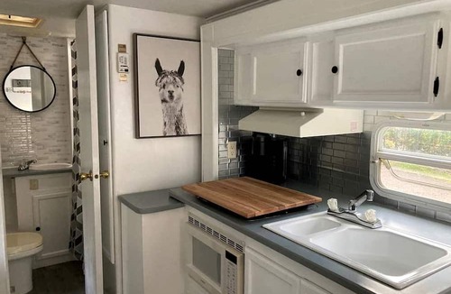 Markdale House | The Llama Lounge