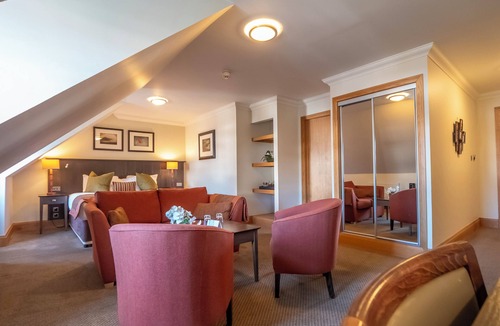 Troon Hotel | The Loans Inn
