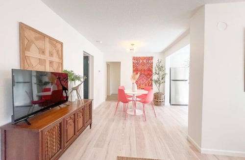 Mountain View House | The Local Giraffe ~ w/firepit, convenient locatio