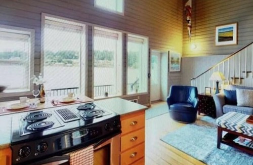 Florence Apartment | The Lockers ~ Waterfront ~ Historic Old Town