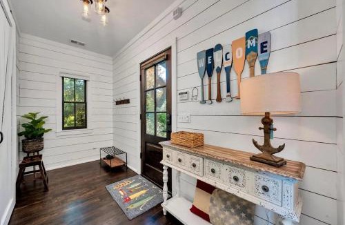 Crane Hill House | The Locklyn - Smith Lake Waterfront Views with Dock