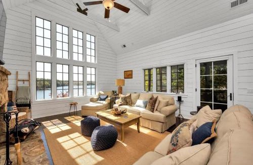 Crane Hill House | The Locklyn - Smith Lake Waterfront Views with Dock