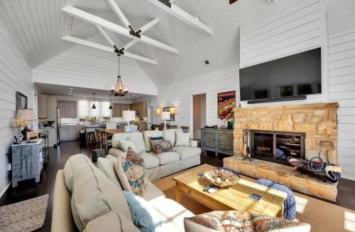 Crane Hill House | The Locklyn - Smith Lake Waterfront Views with Dock