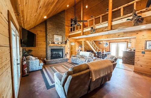 Fort Cobb Cabin | The Lodge at Fort Cobb Lake located on 10 private acres. 2 miles from the lake